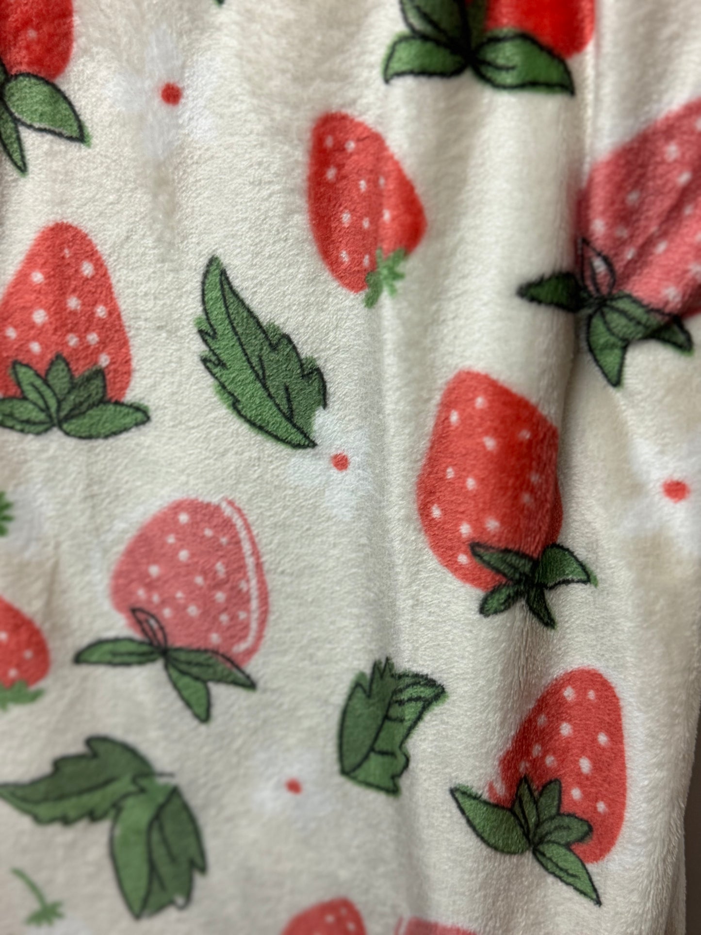 Envogue Plush Strawberry Throw
