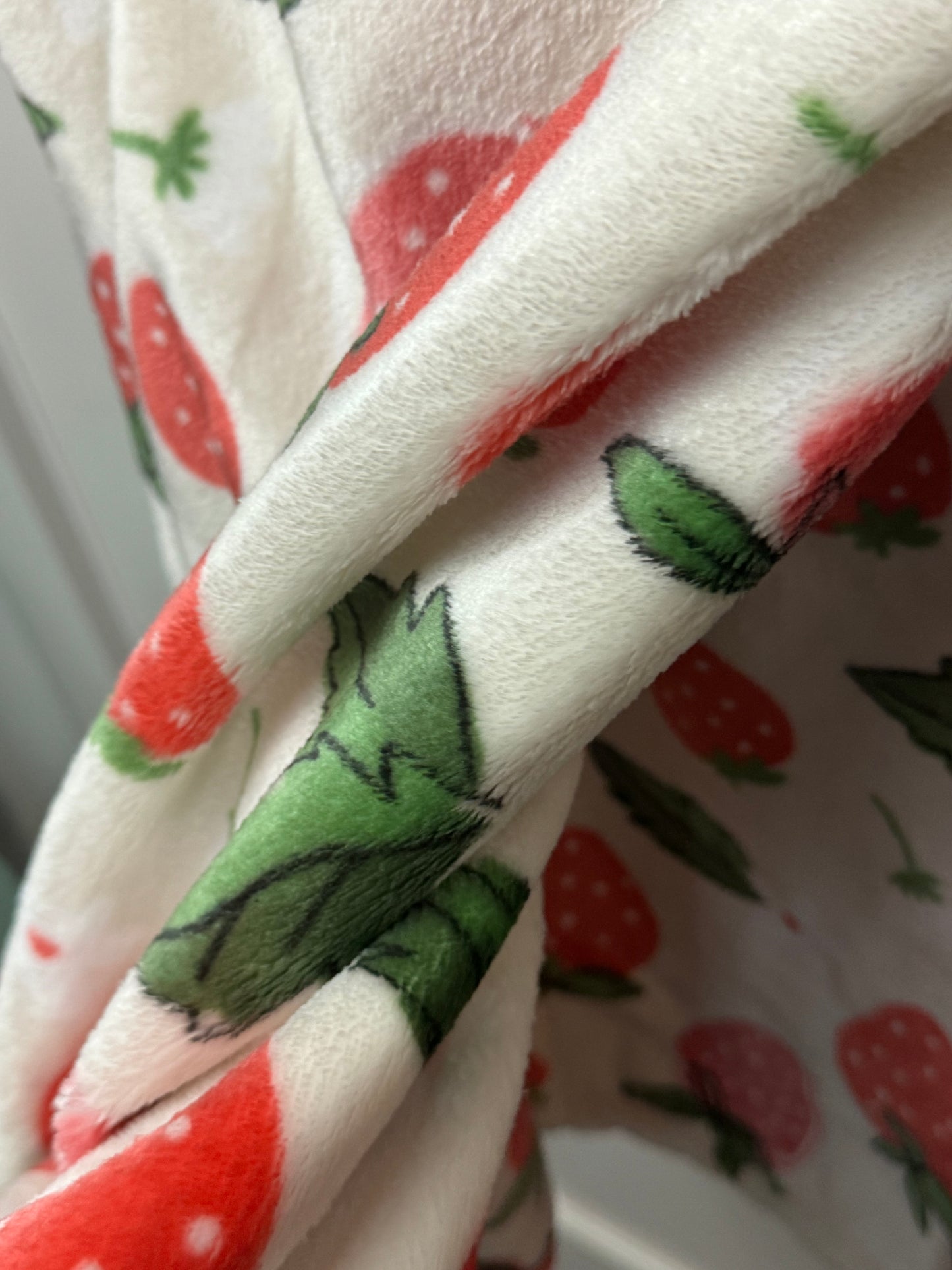 Envogue Plush Strawberry Throw