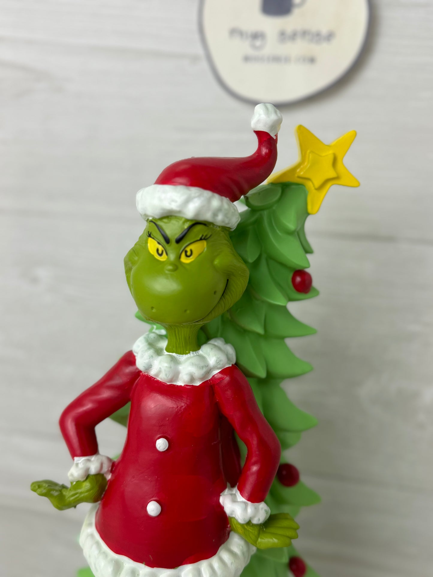 Ruz Dr. Suess's The Grinch Statue