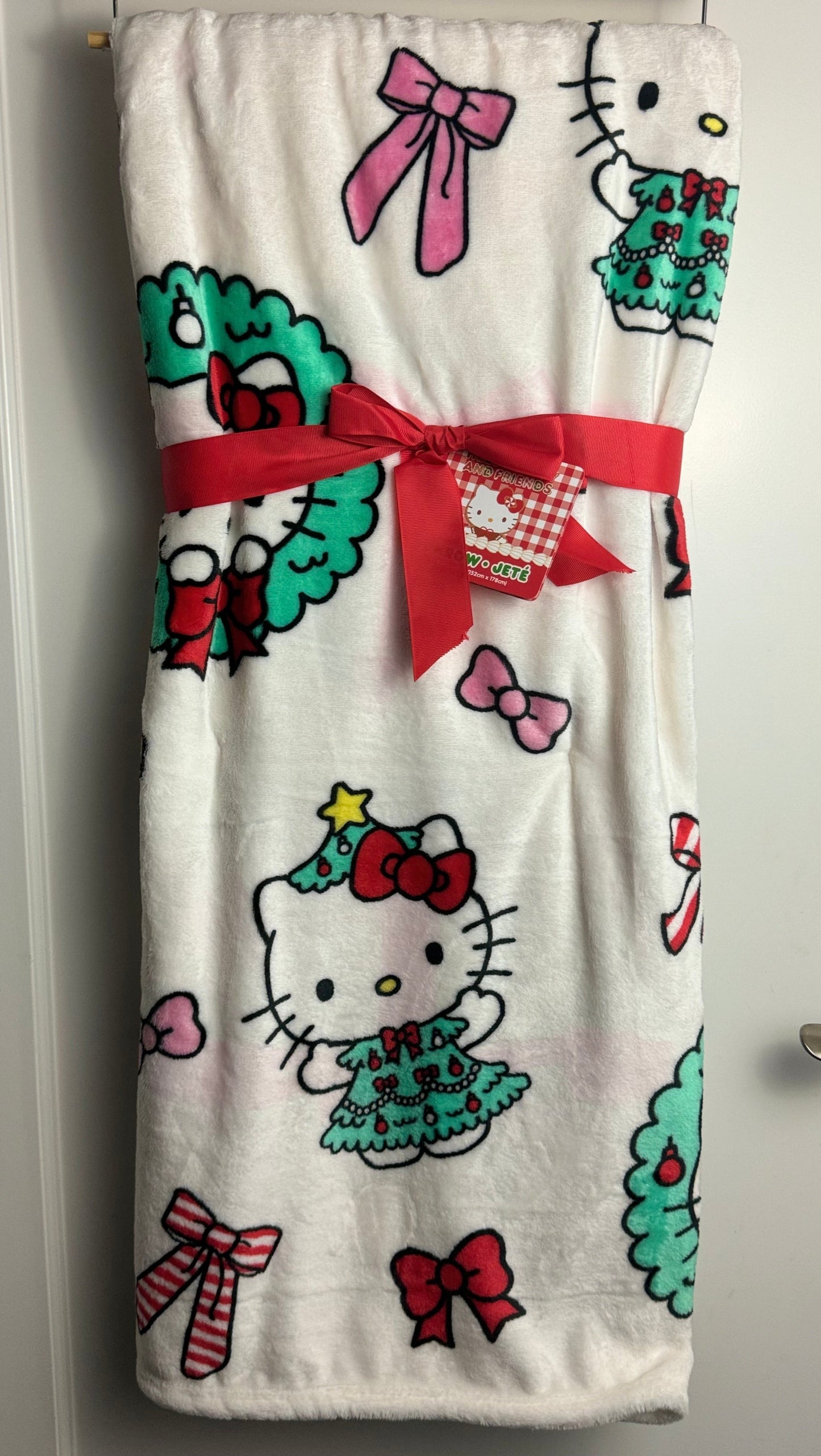 Hello Kitty Christmas Bow Wreath Throw Blanket