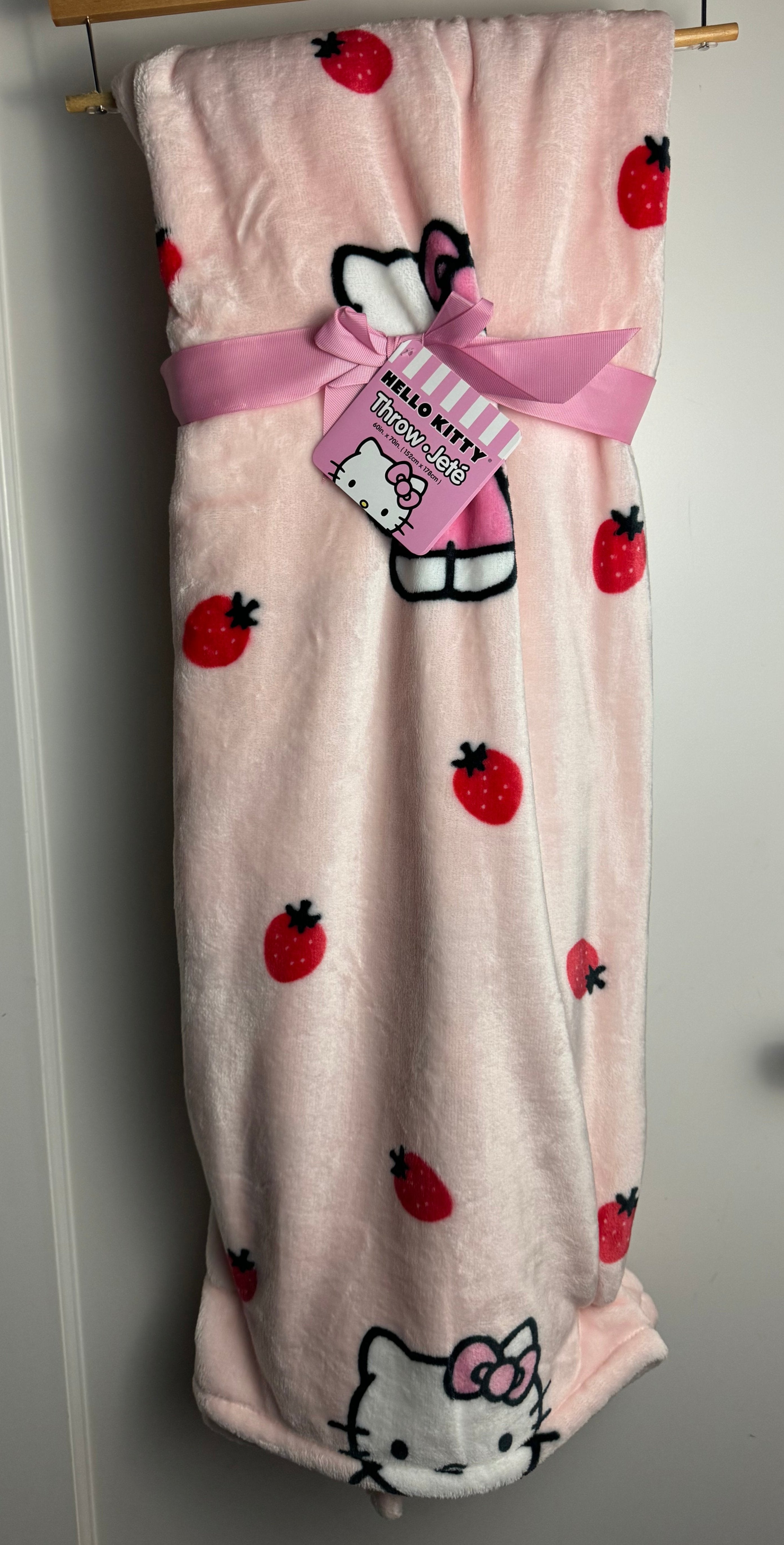 Hello outlet Kitty strawberry blanket